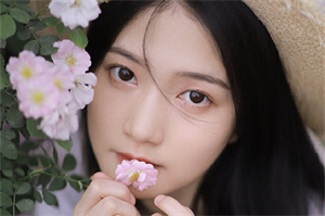 上海花千坊：You can see well-preserved traditional architecture, cobblestone roads, and ancient canals.